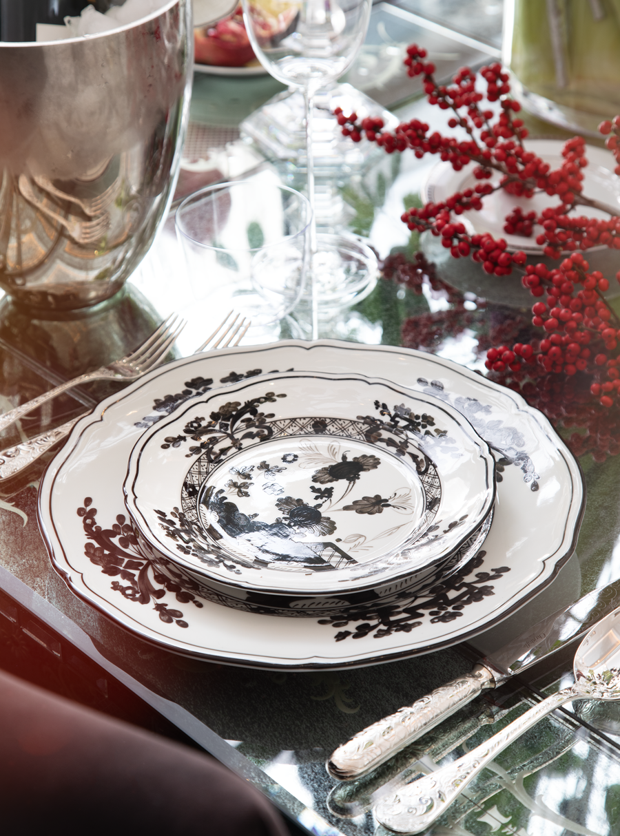 Platzteller und Fruchtschüssel aus der  Kollektion »Oriente italiano« von Ginori;  Besteckset für zwölf Personen aus der Kollektion 
»Jardin d’Eden« von Christofle royalmaison.at
Trinkservice No. 267 »Alpha« bunt; Weißweingläser – 
Design Josef Hoffmann lobmeyr.at
Champagnerkühler von Robbe & Berking albindenk.at