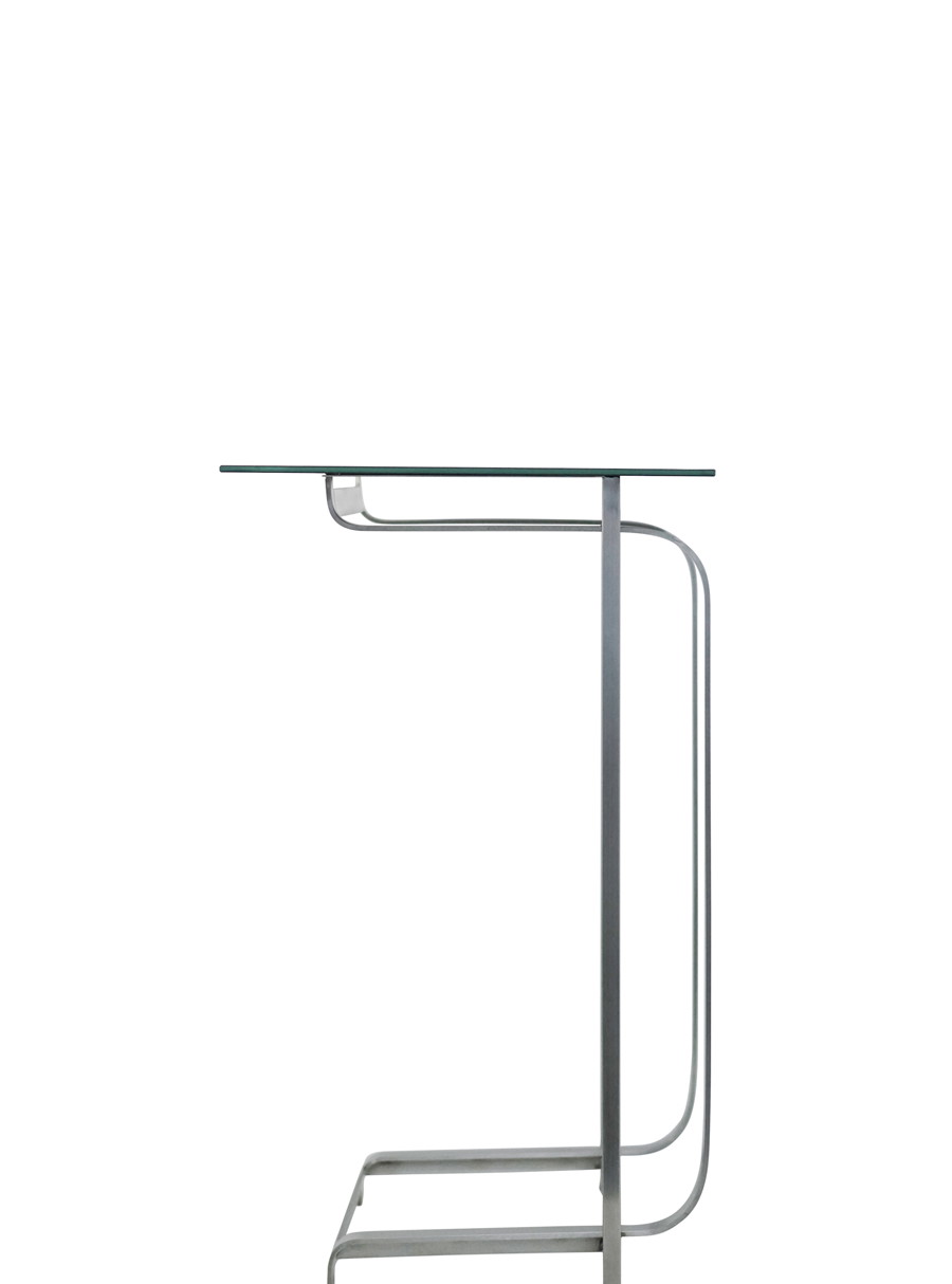 Zeitlos langlebig: Der »Sidetable LIZ« verkörpert den Einsatz von Materialien in  angemessener Form und 
Funktion: praktisch, elegant 
und zurückhaltend. Zeitlos.