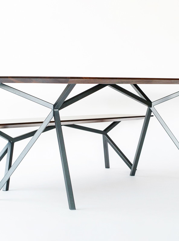 Kunst und Natur im Einklang:
Das »KT11«-Design von Christian Kroepfl für palatti vereint moderne Ästhetik mit Alltagsfunktionalität: Auf einem 
reduzierten Stahlträger schwebt eine elegante, schlichte Platte aus massivem Holz – sie erinnert an das Blätterdach eines Akazienbaums in der Serengeti. palatti.eu