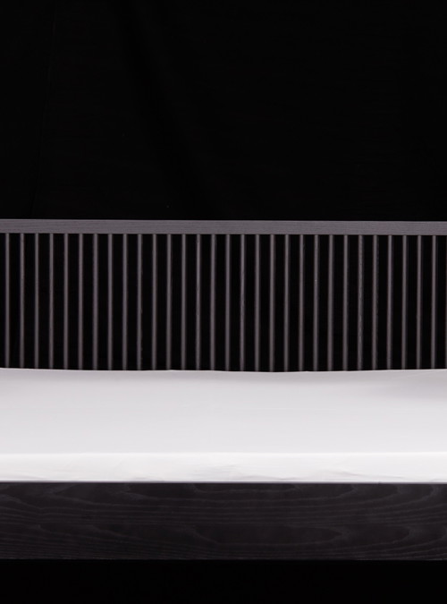Metallfreie Eleganz: »finiix« ist Österreichs erste CO2-
neutrale Möbelkollektion, die Christian 
Kroepfl gemeinsam mit Andrés Fredes für guut entwickelt hat. guut.at