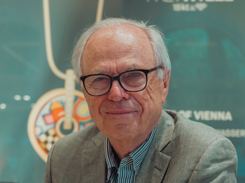 Anziehungskraft der Farben: Unter der Leitung von Friedrich Wille 
erzeugt die in Wien beheimatete 
Schmuckmanufaktur unverwechselbare Feueremailleschmuckstücke.