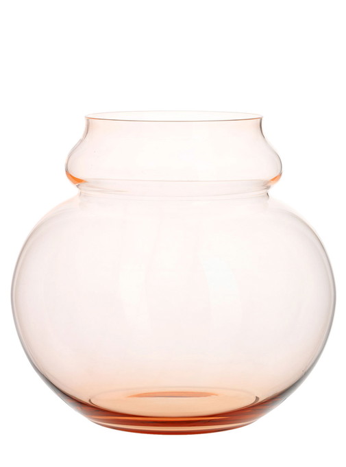 Traum in Pastell: Die schön geformte Blumenvase »Rosalin« setzt zarte Akzente in jedem Raum.
lobmeyr.at