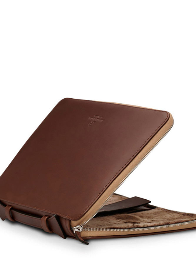 Stilvoll verpackt: Schützende 
Laptophülle aus 
Horse-Back-Leder und Lammfellfutter von Ludwig Reiter.
ludwig-reiter.com