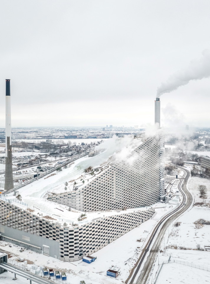 CopenHill, Kopenhagen: Ob Sommer mit Kunstrasen oder Winter mit Schnee, juhe! Die Müllverbrennungs­anlage 
im Stadtteil Amager ist eine Funktions­kombination aus Sport, Wahrzeichen und 
Infrastruktur. Die Skipiste ist 400 Meter lang. copenhill.dk