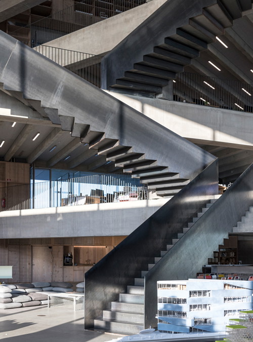 BIG-Headquarter, Kopenhagen: In dieser kreativen Zentrale, die seit wenigen Monaten in Betrieb ist, entstehen jene 
Projekte, mit denen die Bjarke Ingels Group 
die Grenzen des Machbaren nach außen 
verschiebt. Das Projekt ist nicht zuletzt ein 
Impulsgeber für den gesamten Hafen. 
big.dk