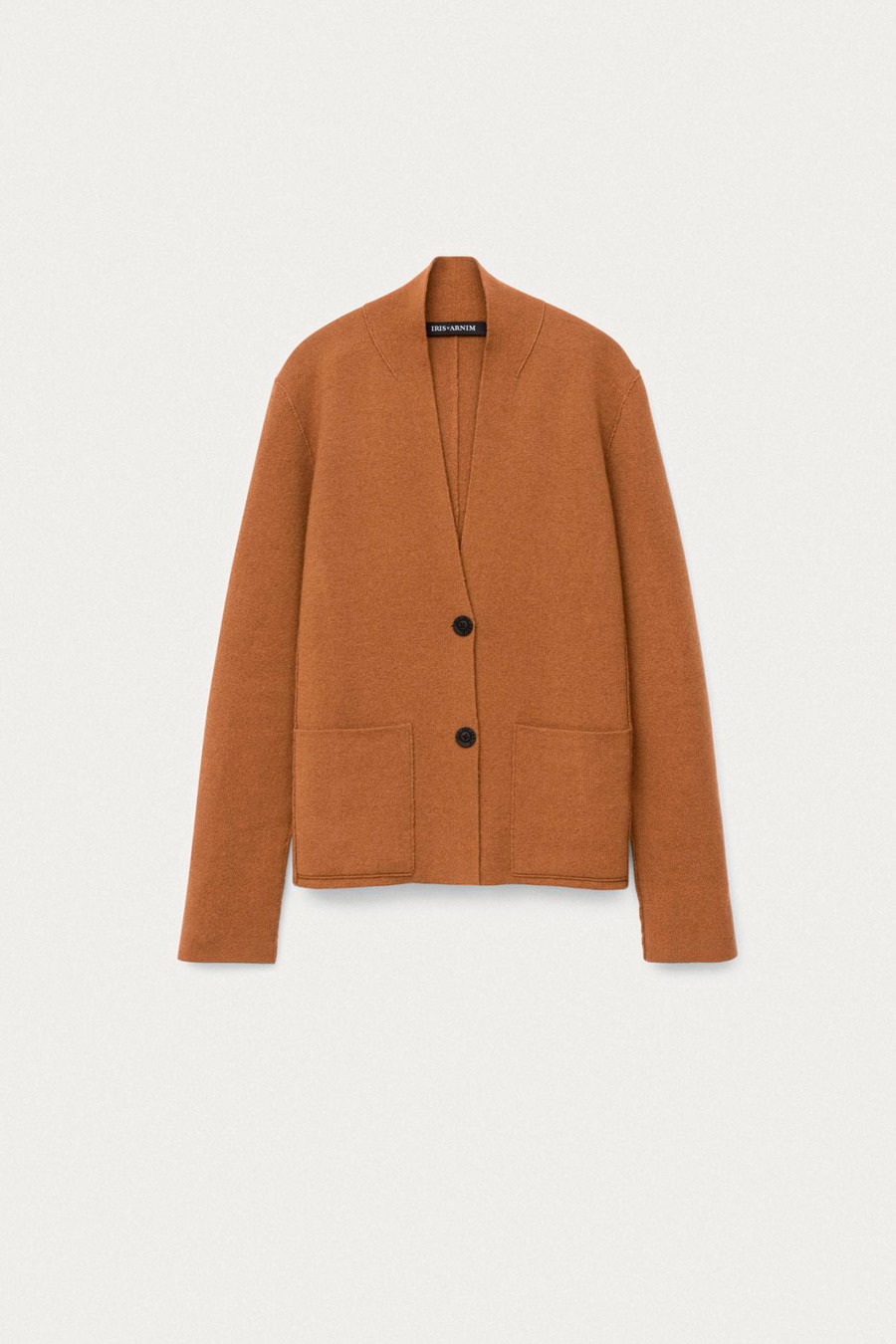 Smart &amp; sexy: Es wirkt wie ein simples Teil aus 
Kaschmir, aber wenn man es trägt, 
versteht man die Magie von Iris von 
Arnim: Ihre Teile schmeicheln nicht 
nur der Seele, sondern sind optisch 
ein echter Hingucker! Best-buy: 
ein Cardigan in Camel.
irisvonarnim.com