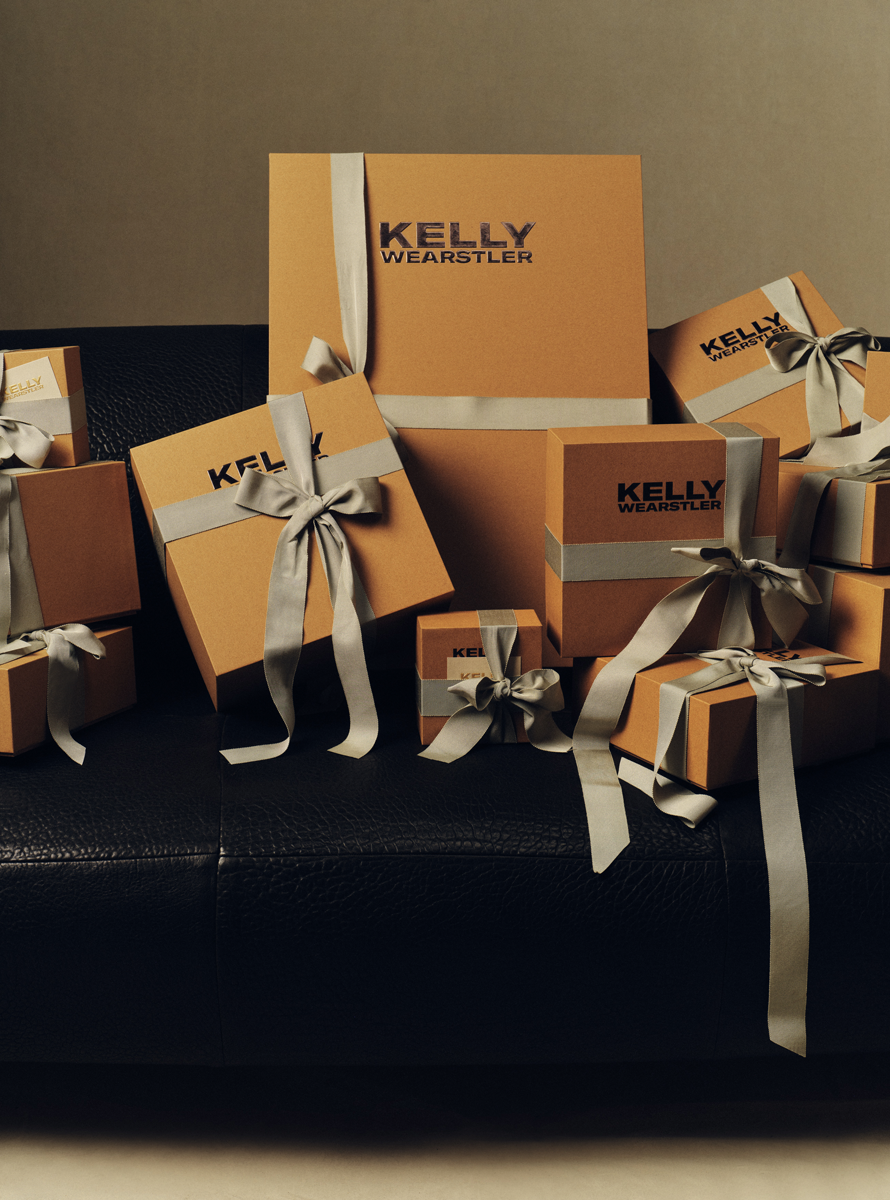  Die Highlights ihres »Holiday Gift Guide« teilt sie alljährlich auf 
kellywearstler.com/holiday-classics