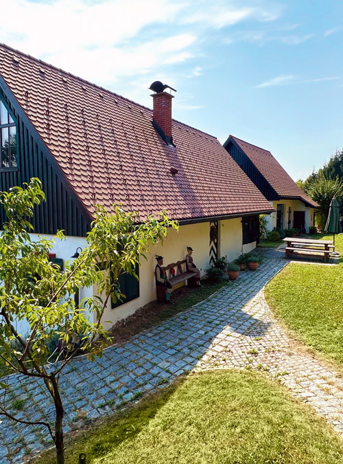 Kellerstöckl: Solche Immobilien findet man kaum noch: ein romantisches Kellerstöckl im Sausal in der 
Südsteiermark. Mit viel Herz, Sorgfalt und Liebe zum Detail wurde es aus dem 18. Jahrhundert revitalisiert. Angebotspreis: 897.000 Euro.
bz-immobilien.at