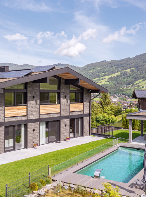 Ferienwohnsitz: In Kirchberg in Tirol liegt dieses Grundstück mit fast 2.000 Quadratmetern Fläche. Das Haus spielt alle Stückerl, liegt an der Piste und hat mit 872 Quadratmetern Wohnfläche genügend Platz für Familie und Freund:innen. Das Beste ist aber, die Immobilie 
verfügt über eine Freizeitwohnsitzwidmung.
kitzimmo.at