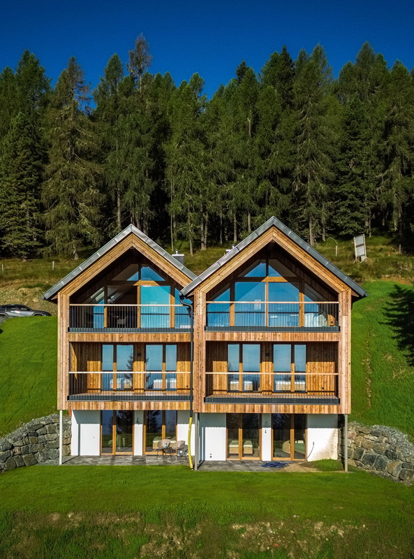 Solide: Das stilvolle Almhaus mitten in den Nockbergen auf der Hochrindl wird um 790.000 Euro verkauft. Neben der Almidylle bekommt man drei Schlaf­zimmer, eine Heizung mit Wärmepumpe und im Winter die Skipiste direkt vor der Haustüre. remax.at