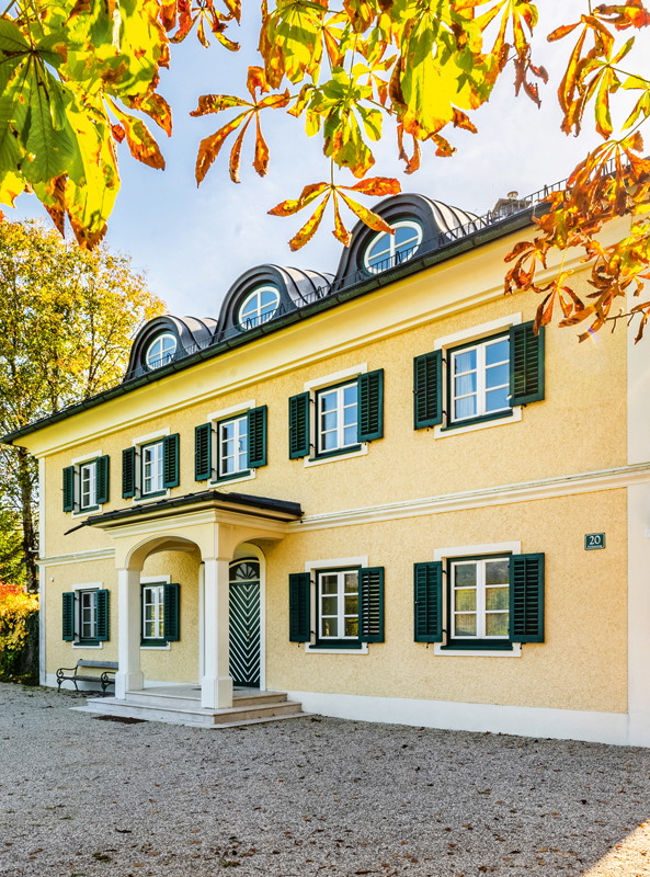 Einzigartig!: Das Ende der Neunziger errichtete Haus »Bonifatius« (546 Quadratmeter Wohn­fläche, 1.200 Quadratmeter Grundstück) in Strobl am Wolfgangsee, gefällt im Stil der Biedermeierzeit. Kosten: 2,99 Mio. Euro.
austriasothebysrealty.com
