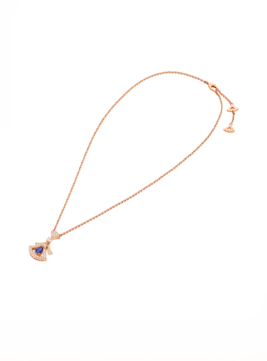 Fächerförmig: Exklusive Halskette »Divas‘ Dream«, gefertigt aus 18 Karat 
Roségold mit einem tropfenförmigen Tansanit und Diamant-Pavé. bulgari.com 