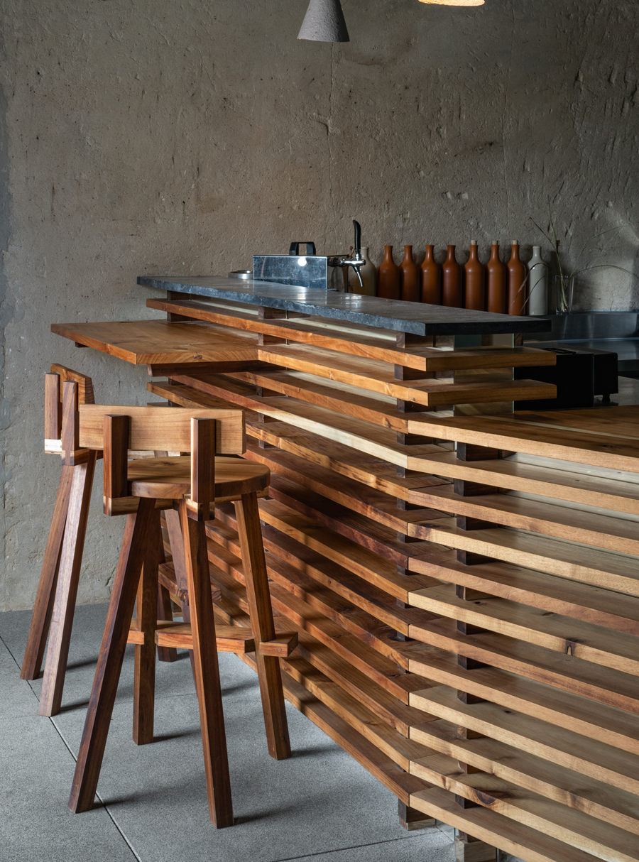 Holz für Wein: Für das Lissabonner 
Restaurant »SEM« schuf der Designer zeitgenössisches Mobiliar aus Akazie.
miguelsaboya.com