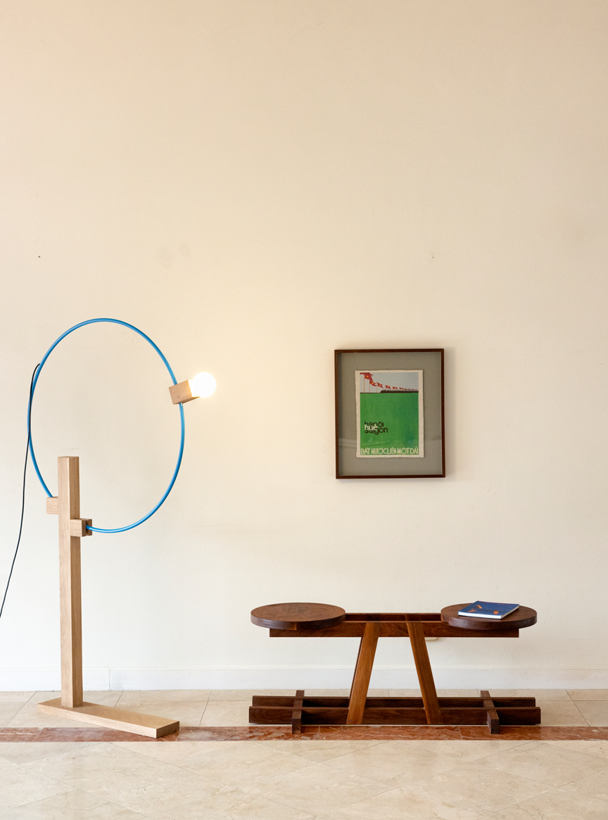 Helle Freude: Der Kunsthandwerker designt nicht nur Stühle, Bänke, Tische – sondern auch stilvolle Lampengestelle wie die »Hula Hoop Lamp«.