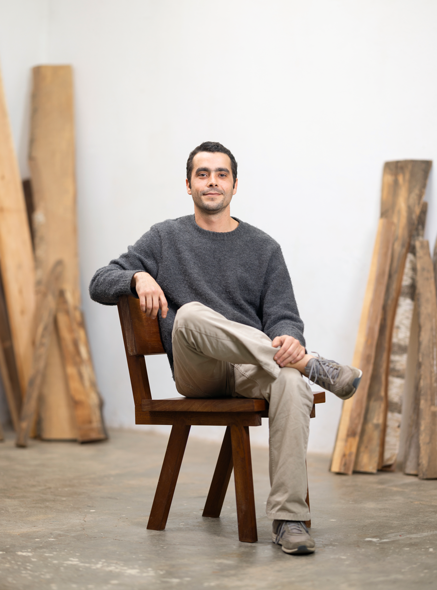 Holz im Kopf: Miguel Saboya kreiert im gleichnamigen Atelier in 
Lissabon handgefertigtes Holzmobiliar für private und gewerbliche Kund:innen.