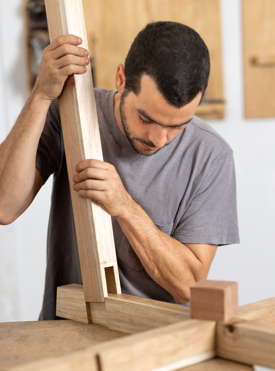Gut versteckt: Künstler bei der Arbeit: Der ­Brasilianer setzt auf traditionelles portugiesisches Handwerk wie »juntas sem pregos«, eine 
schraubenlose Stecktechnik.