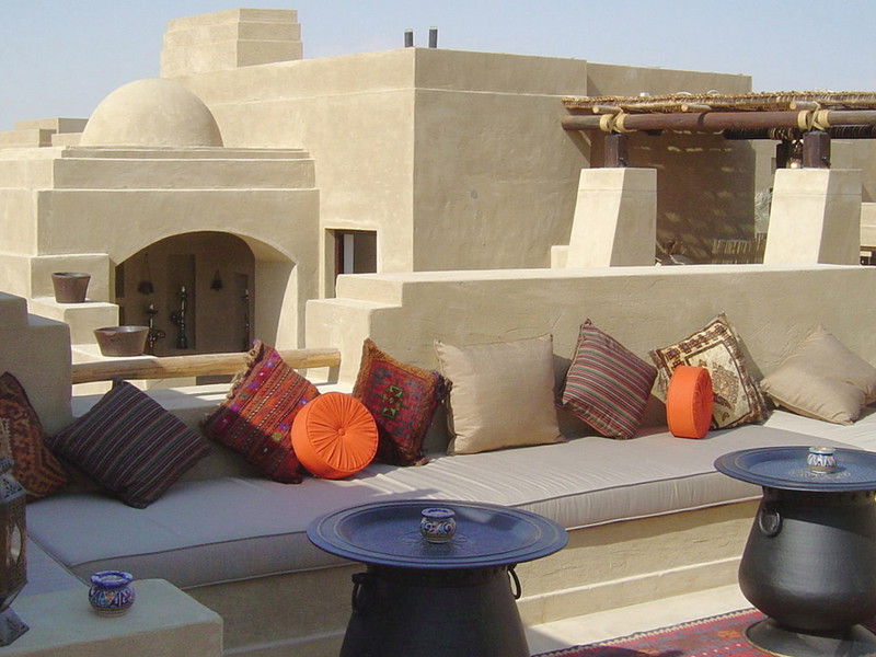 Bab Al Shams Desert 
Resort, GAJ Architects, 2004 »Eines der ersten Retreats in der Wüste. Das Interieur wurde von LW Design sensibel erneuert, und ANARCHITECT hat neue Villen hinzugefügt, die 
mit erdigen Materialien die 
traditionelle Wüstenarchitektur modern interpretieren.