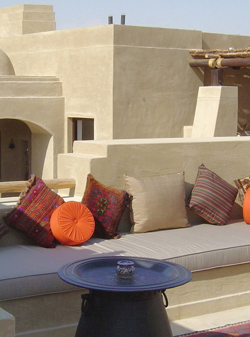 Bab Al Shams Desert 
Resort, GAJ Architects, 2004 »Eines der ersten Retreats in der Wüste. Das Interieur wurde von LW Design sensibel erneuert, und ANARCHITECT hat neue Villen hinzugefügt, die 
mit erdigen Materialien die 
traditionelle Wüstenarchitektur modern interpretieren.