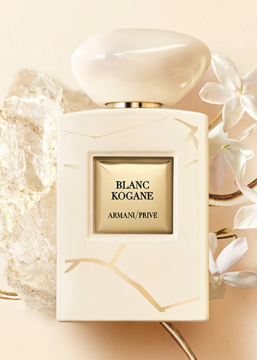 Ein Hauch von Japan: Der Flakon von »Armani Pivé Blanc Kogane« ist in Elfenbeintönen gehalten und mit Goldmustern verziert, die an die Kintsugi-Töpferkunst angelehnt sind. armani-beauty.at 