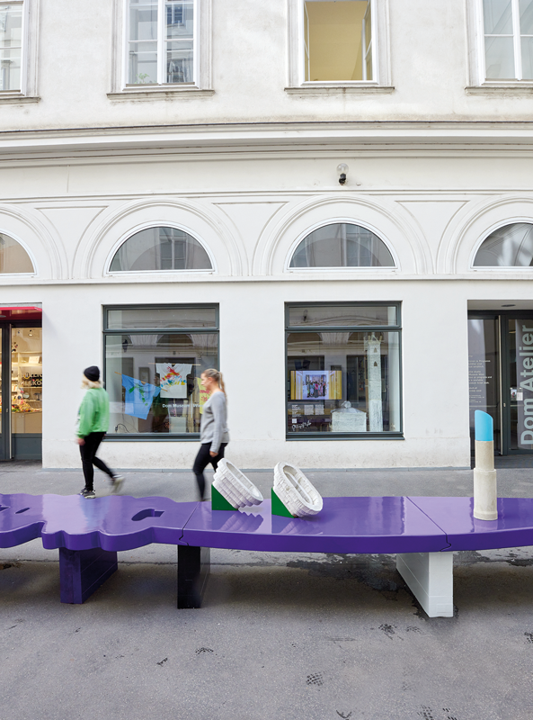 DORIS«, Maruša 
Sagadin: »Die knallige Skulptur setzt ein Zeichen gegen die strenge Reglementierung des öffentlichen Raumes und lädt uns ein, Platz zu nehmen, zu plaudern und zu verweilen. Bis Sommer 2025 im Zwettlerhof, 1010 Wien.«