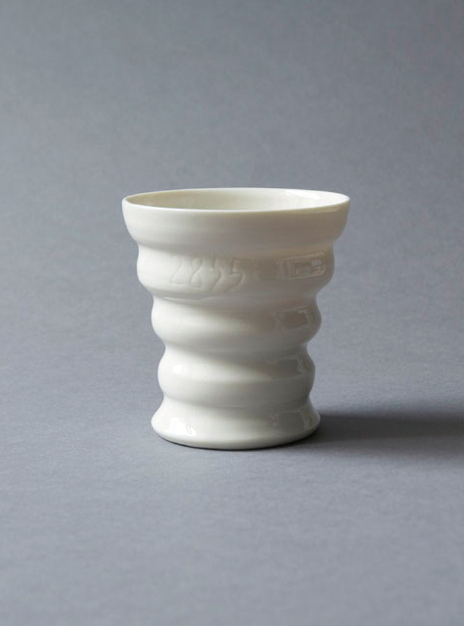  »One Million«, Uli Aigner: »Hier treffen traditionelles Handwerk und Konzeptkunst aufeinander: Jedes Porzellangefäß ist gleichzeitig 
Gebrauchsgegenstand und 
Kunstwerk, mit dem die Künstlerin ein weltumspannendes Netz kreiert.«