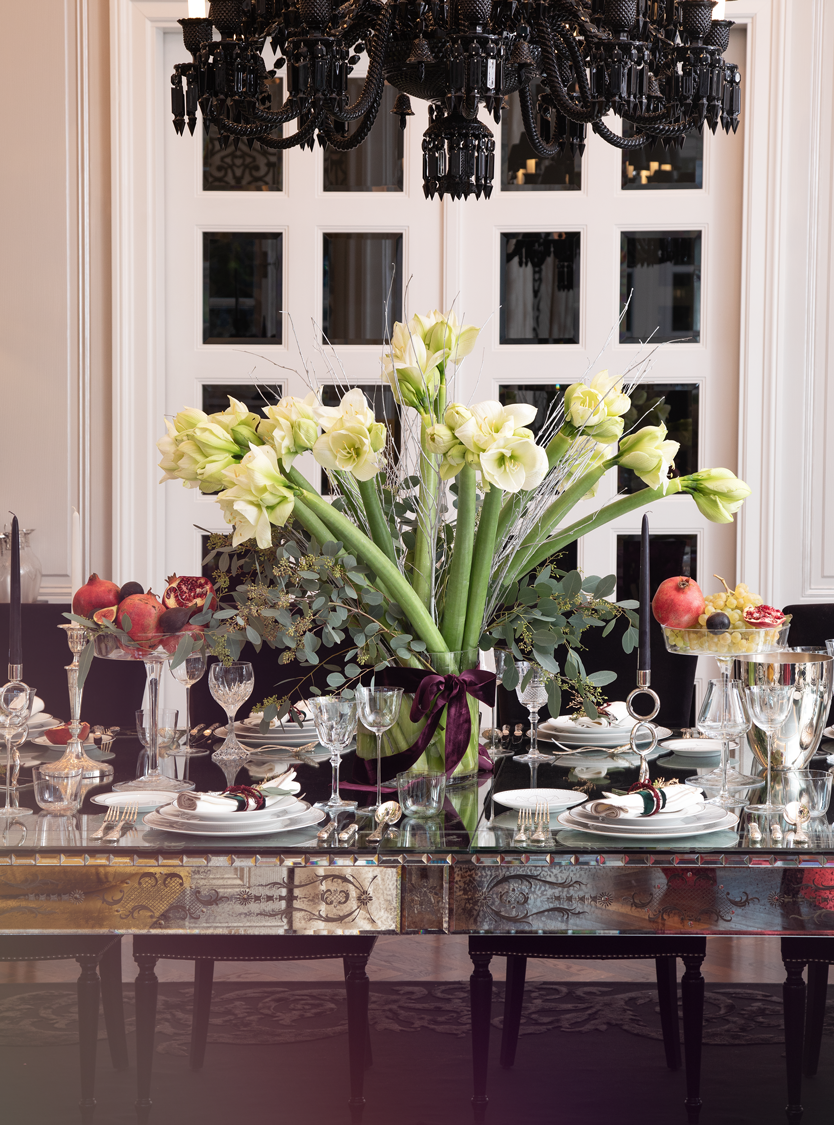 Das Arrangement wird abgerundet durch: Weingläser-Set aus der 
Kollektion »Wine Therapy« von Baccarat; Kerzen in Ivory aus der 
Kollektion »Harcourt Glass Candle« von Baccarat royalmaison.at
Lobmeyr: Trinkservice No. 267 »Alpha« bunt; Weißweingläser – 
Design Josef Hoffmann lobmeyr.at   Albin Denk: Wein- und Champagnerkühler von Robbe & Berking;  Eiswürfelbehälter von Christofle albindenk.at