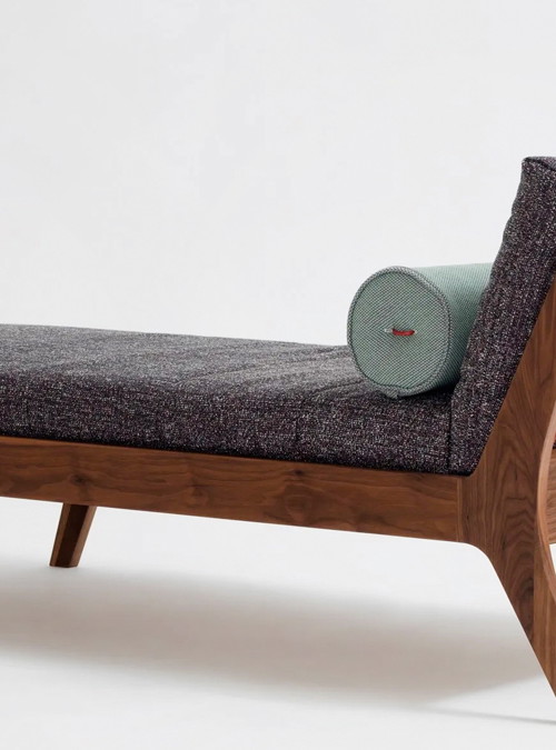 Alpin-Chic: Für die nachhaltige Tagesliege »Mellow« wählte das Designstudio Formstelle Loden und Massivolz aus. Dank weichen Rücken- kissen und einer Rolle lässt es sich auf der Chaiselongue bequem sitzen oder liegen. Von Zeitraum. zeitraum-moebel.de