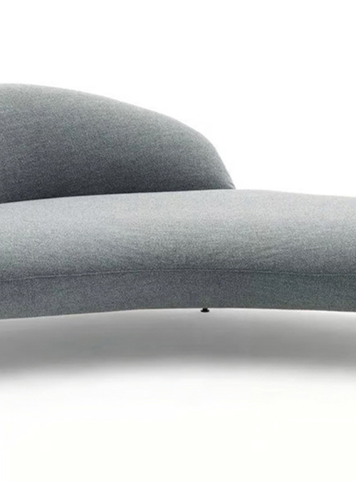 Smarter Minimalismus: Die gepolsterte Tagesliege »Banah« aus Stoff hat eine gebogene Silhouette. Von Designer Luca Nichetto, entworfen für das italienisches Unternehmen Arflex. arflex.it