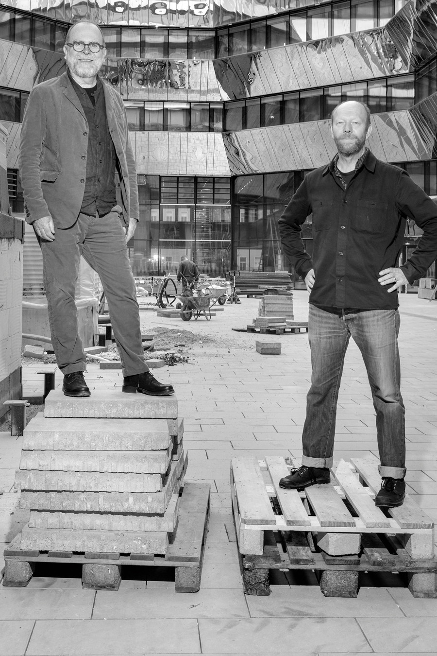 Zwei Perspektiven auf ein Haus: Dietmar Feistel, Partner bei DMAA Delugan Meissl 
Associated Architects, ist für die Sanierung und 
Revitalisierung des »Francis« verantwortlich. Christoph Steinbrener, Partner im Künstlerkollektiv Steinbrener/
Dempf &amp; Huber, steuerte auf der Fassade des 
Gebäudes vier waghalsig herumturnende Figuren bei. 