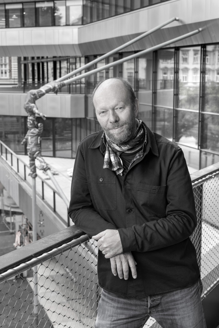 Der Künstler Christoph Steinbrener schuf vier turnende Figuren als Kunst-am-Bau-Projekt. Hinter ihm sind zwei davon in akrobatischer Turnübung auf Stelzen zu sehen. Wichtig war ihm dabei die Auseinandersetzung mit dem Ort. 
steinbrener-dempf.com