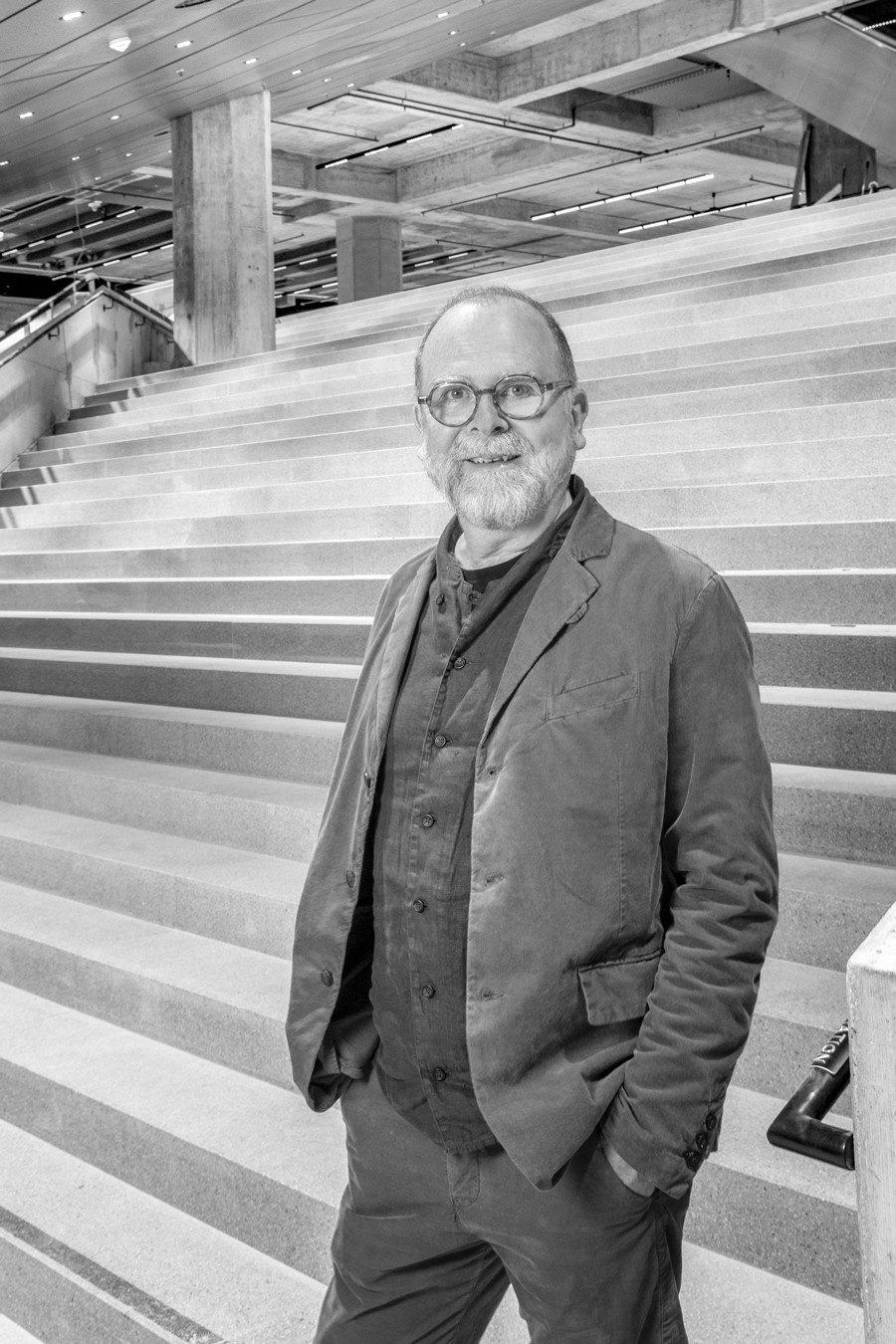 Der Architekt Dietmar Feistel hat sich dem Franz-Josefs-
Bahnhof Schritt für Schritt angenähert und dabei die Potenziale des in die Jahre gekommenen 
Bestandsgebäudes entdeckt. Nun steht er an der neu errichteten Innentreppe. 
dmaa.at