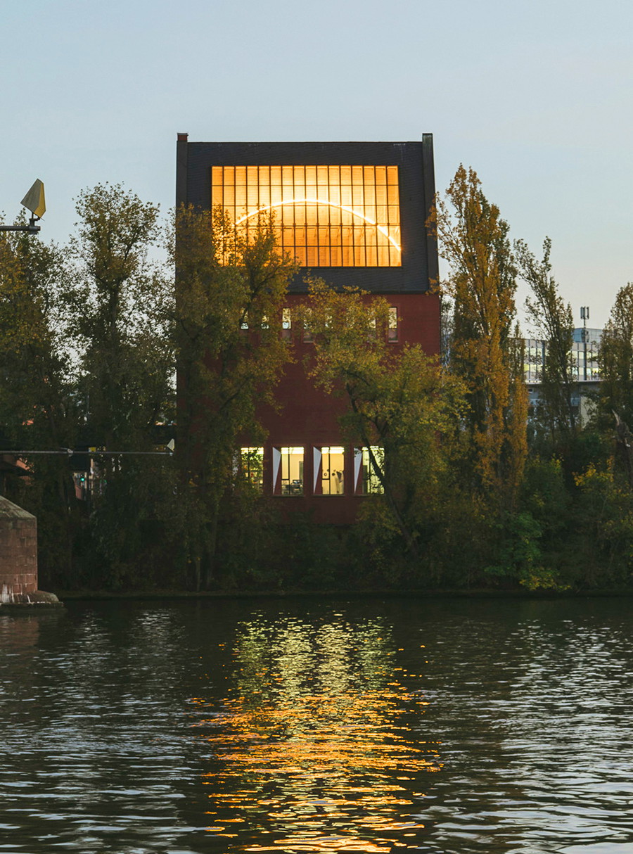 Haus am Fluss: Der auffällige Bau des Portikus ist direkt am Main gelegen.