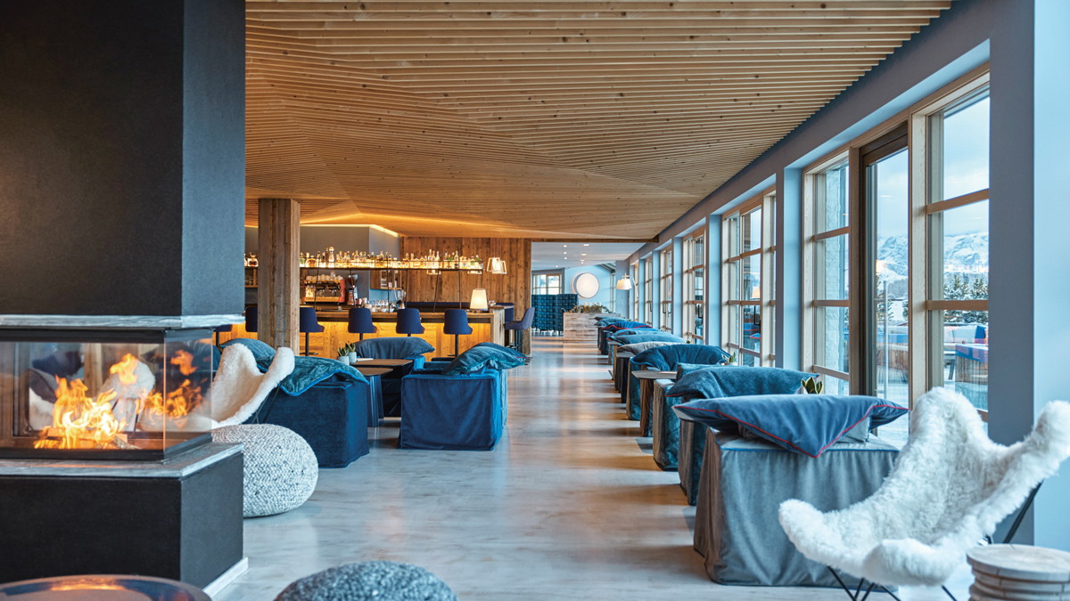 Architektonische Ansage:
Das »COMO Alpina Dolomites« ist eine spannende architektonische Ansage mit einer Fassade aus Quarzit-Naturstein und viel Glas. comohotels.com