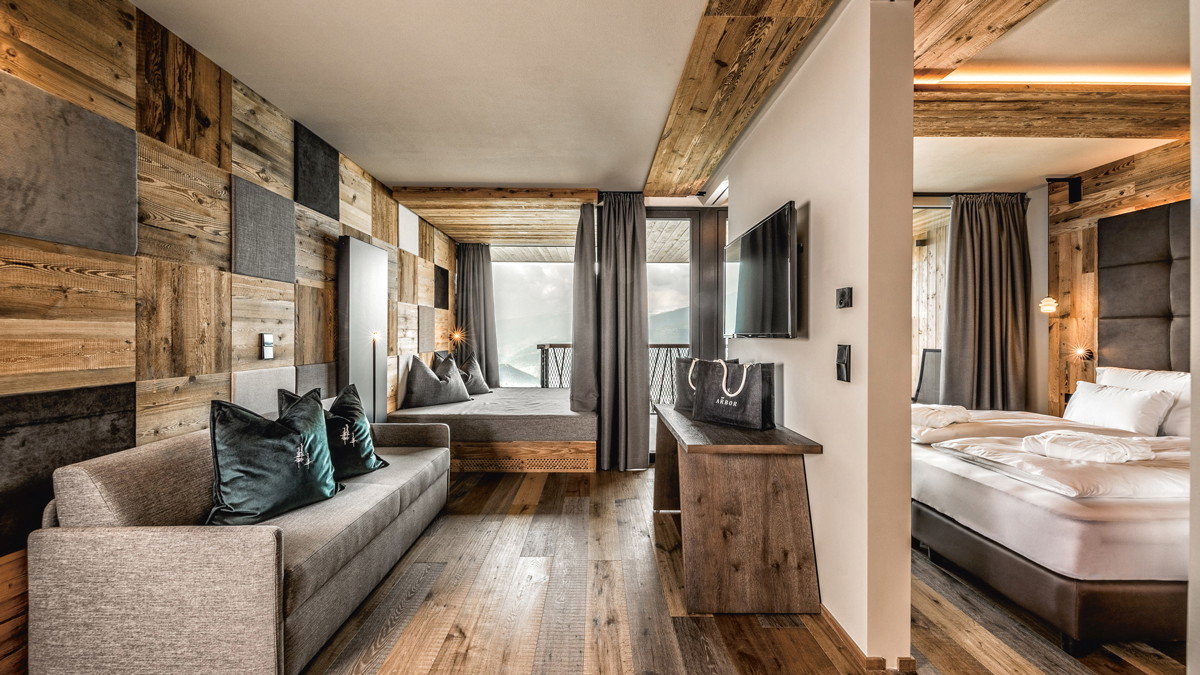 Gemütlicher Rückzugsort: Holz ist ein erneuerbarer Werkstoff und schafft eine heimelige Atmosphäre, die ideal für nachhaltige Hotels ist. my-arbor.com