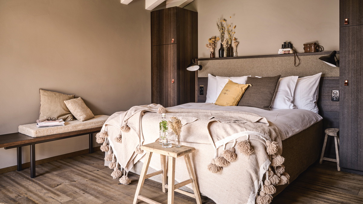 Kuschelige Auszeit: Das perfekte Wasser kommt aus der Leitung, das Holz aus der Umgebung: Das »Cervo Mountain Resort« vertraut auf lokale Ressourcen. cervo.swiss