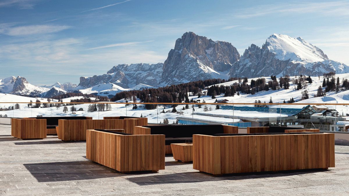 Winterlicher Fernblick: Vom  »COMO Alpina Dolomites« genießt man grandiose Ausblicke