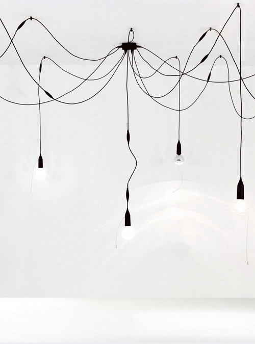 Vorreiter (2007):
Mit der Hängelampe »Arana« setzte Nouvel einen Trend. Industrie­schicker Kabelsalat hängt auch ­heute noch in Lofts und Restaurants am Plafond. jeannouveldesign.fr