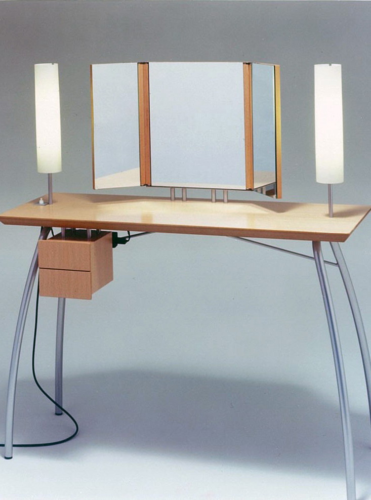 Dünn aufgetragen (1996):
Für das Hotel »Saint James« in Bouliac schuf Nouvel diesen Schminktisch, dem man die 1990er-Jahre richtig ansieht. ligne-roset.com