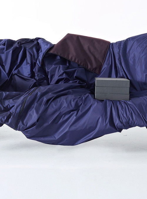 Neue Gemütlichkeit (2014):
Das Sofa »K.N.P.« hinterfragt gewitzt Archetypisches. Auf dem Sperrholzrahmen kann sich jede:r mit Schaumstoffpolstern, Überwürfen und Decken eine ganz persönliche Couch formen. arflex.it
