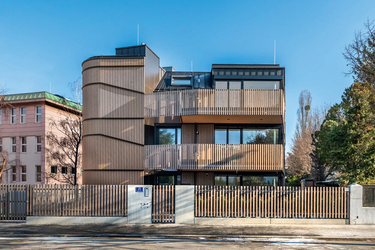 Grüne Energie und Lärchenholz: Holzbau-Architektur, die früher als ländlich galt, kommt dank guter Klimabilanz immer öfter bei städtischen 
Projekten zur Anwendung. Hier in Wien-Hietzing wurde eine Lärchenholzfassade mit Wärmepumpen und ­Photovoltaikanlage kombiniert.
kernimmobilien.at