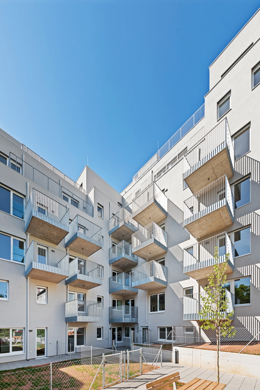 Pilotprojekt in Wien: Das ÖGNI-zertifizierte Neubauprojekt Kh:Ek:51 in Wien-Liesing verbraucht 
dank Wärmeerzeugung durch Luft­wärmepumpen weniger als die Hälfte 
der Energie, die eine Gasheizung 
beanspruchen würde.
khek51.at
