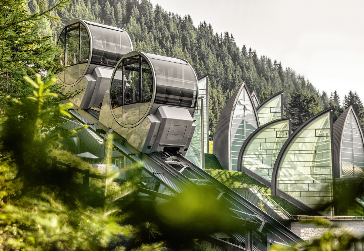 Schweizer Nachhaltigkeit: Nachhaltigkeit im Hospitality-
Bereich zeichnet das Schweizer 
Label Swisstainable aus. Mehr als 2.500 Destinationen nehmen an 
diesem Programm Teil und erfüllen die dreistufigen Kriterien. Eines davon: das »Tschuggen Grand Hotel« in Arosa.
tschuggen.ch