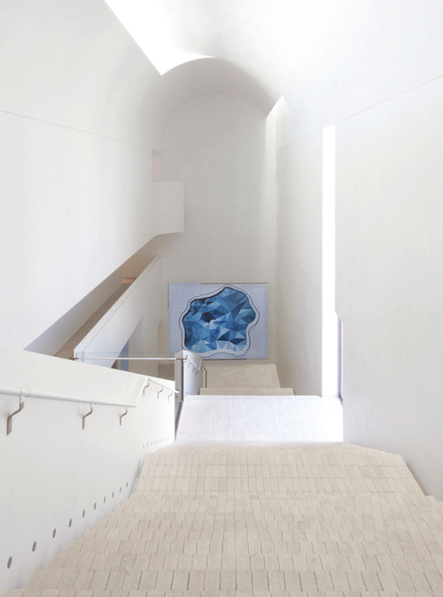 Indigo Slam: Smart Design Studio, 2016:  »Ein Cyborg aus Beton mit ­einem Schattenwurf wie von Frank Lloyd Wright. Das Gebäude ist beeindruckend, von Bauherrenseite her aber auch als Experiment der Architekten: halb Zitadelle, halb Kloster, 100 Prozent Überraschung.
