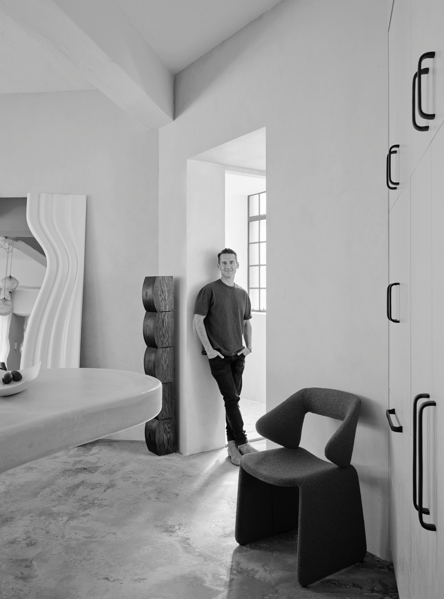 Architekt Jeremy Bull leitet seit 
vier Jahren das Büro Alexander &CO.  in Sydney. Die Philosophie ist hand­werklich-nachhaltig und entschieden multidisziplinär, die Projekte reichen vom Möbel über das Einfamilienhaus 
bis zu größeren Bauten.
alexanderand.co