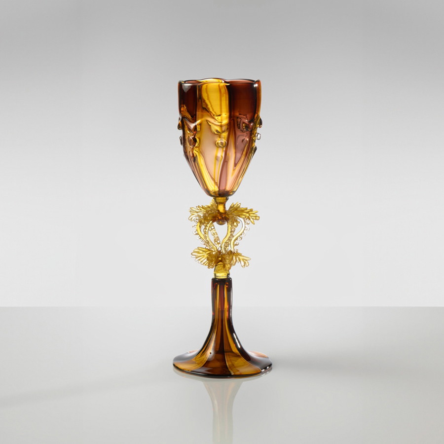Sowohl der goldbraune als auch der ­violette Pokal wurden von Glaskünstler Kazuki ­Takizawa 
mundgeblasen.
kazukitakizawa.com
