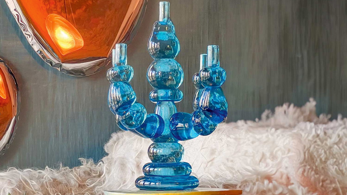 Blaues Wunder: Blauer Kandelaber aus der Glasbläserei de Oude Horn von Nienke Sikkema.
nienkesikkema.nl