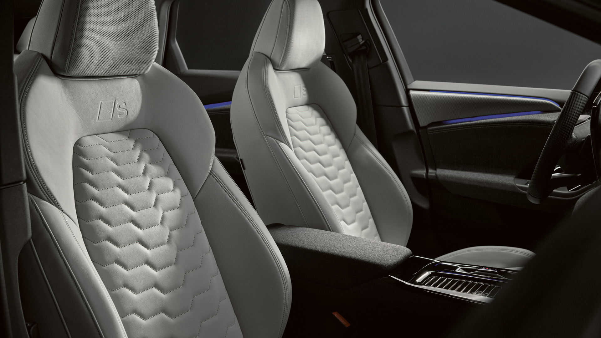 Neue Haptik: Der Stoff »Kaskade« im neuen »Audi A6 
Avant e-tron« 
besteht anteilig aus 
Recyclingfasern.
audi.at