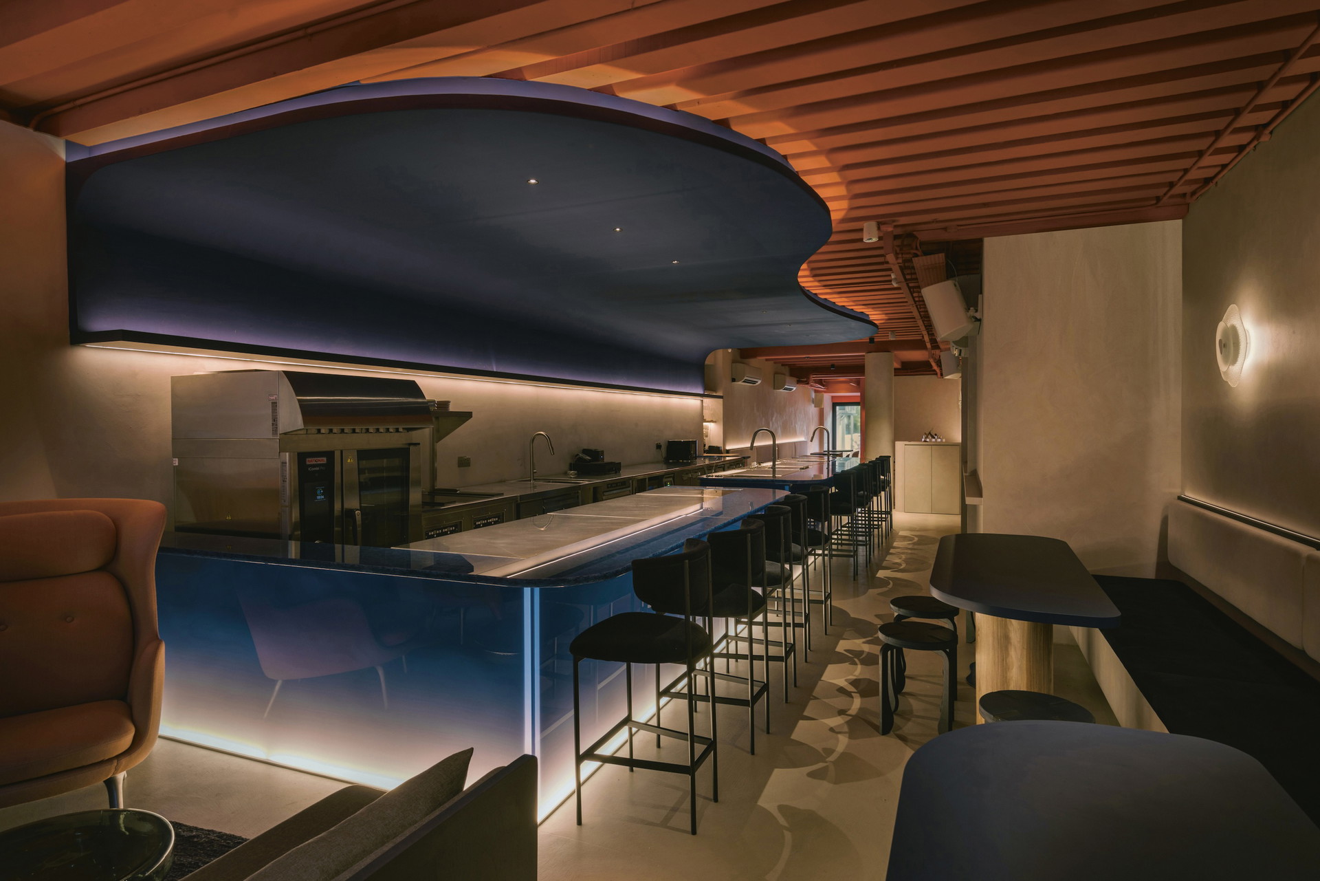 Nightlife: Die Bar »FURA« in Singapur wurde eben zur nachhaltigsten Bar Asiens gekürt und nimmt 
Gästen die Angst vor Zutaten wie Heuschrecken oder Quallen.
fura.space