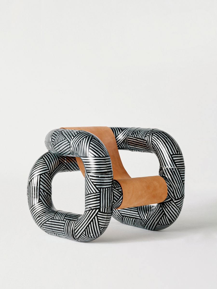 Rohrpost:
Der »Tubular Armchair« besteht 
aus alten Lüftungsrohren. 
Street Artist Antigoon hat ihn für Lucas Muñoz Muñoz, den König des 
Upcyclings, verziert.
lucasmunoz.com