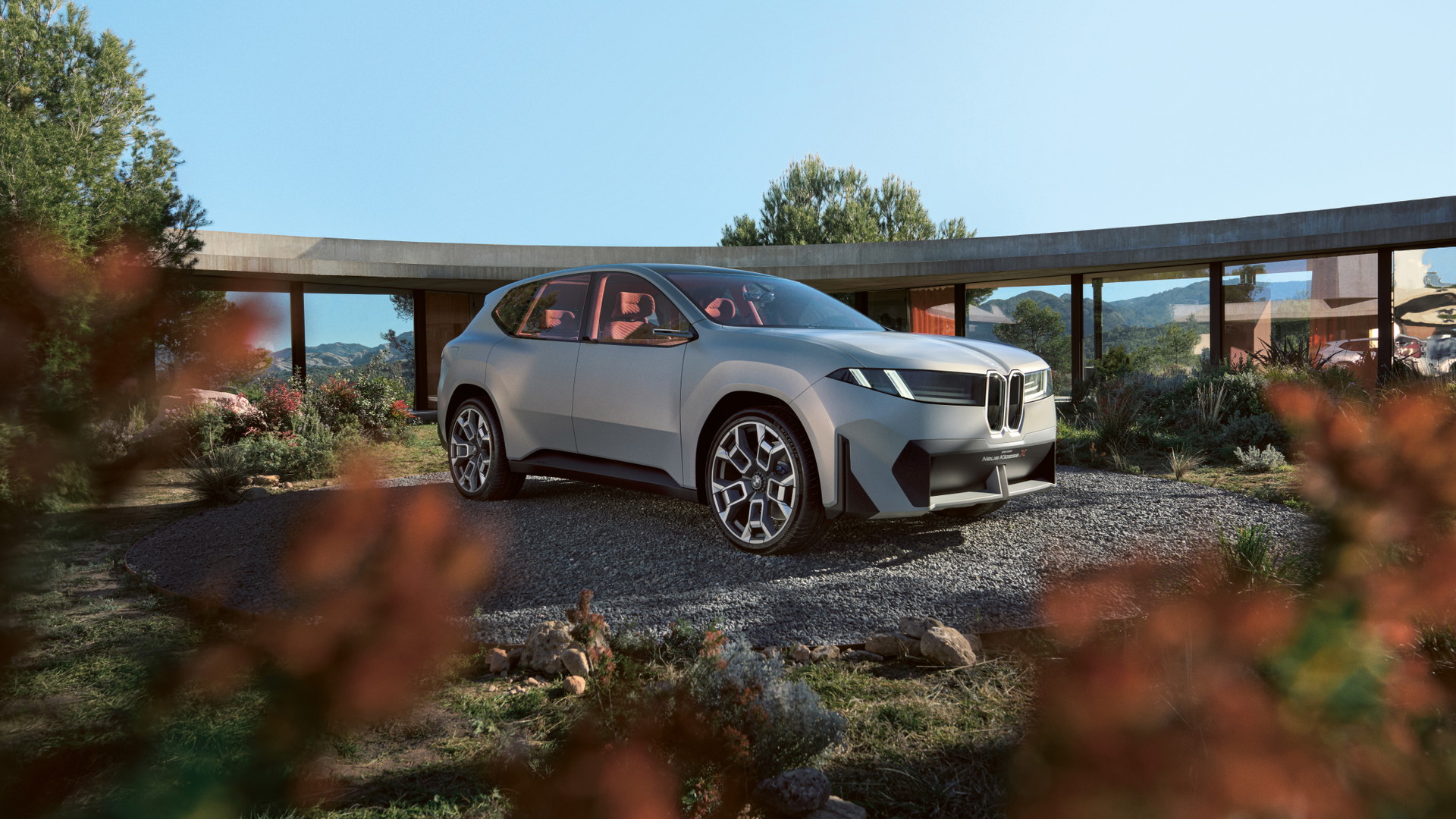 Die neue »BMW Vision: Neue Klasse« setzt auf Recycling und CO2-Reduktion. Die Anzahl an Materialien ist auf ein Minimum reduziert, die Formen-
sprache klar.
bmw.at